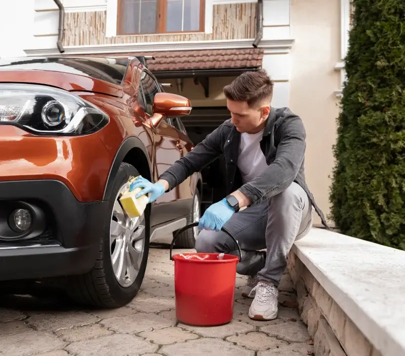 Lavage auto à domicile La Grand-Combe : professionnel intervenant sur un véhicule